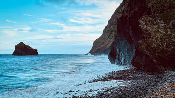 Küstenblick an den Ruínas de São Jorge