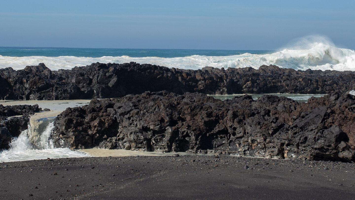 die Kueste bei El Golfo bei starkem Seegang