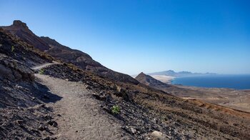 grandioser Ausblick zur Südspitze der Insel Fuerteventura vom Wanderweg am Montaña Cardón