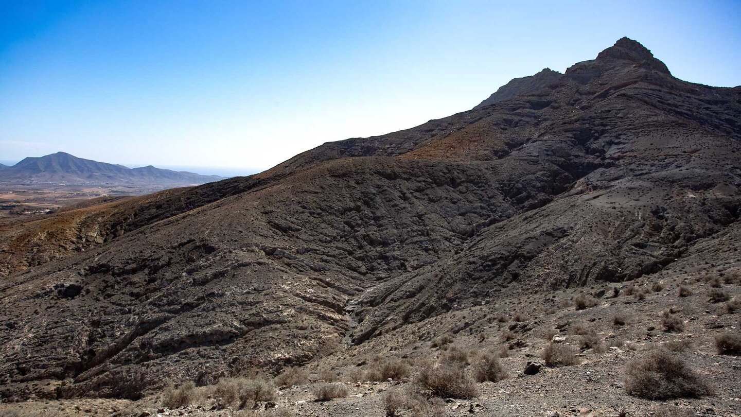 Blick über die Flanke des Montaña Cardón zu den Gebirgszügen an der Ostküste Fuerteventuras