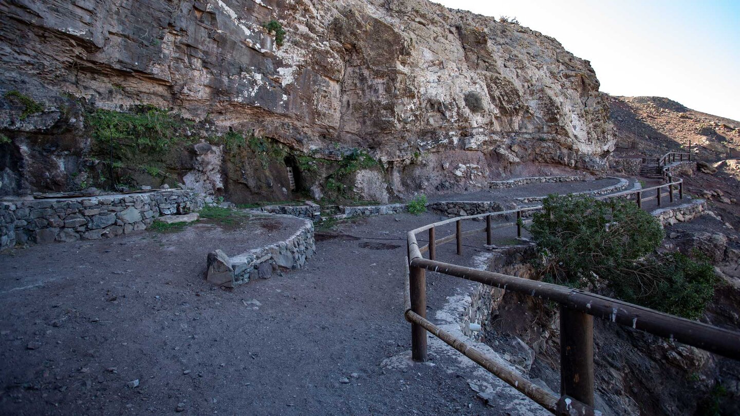 schön angelegter Rastbereich bei der Felskapelle Ermita Virgen del Tanquito