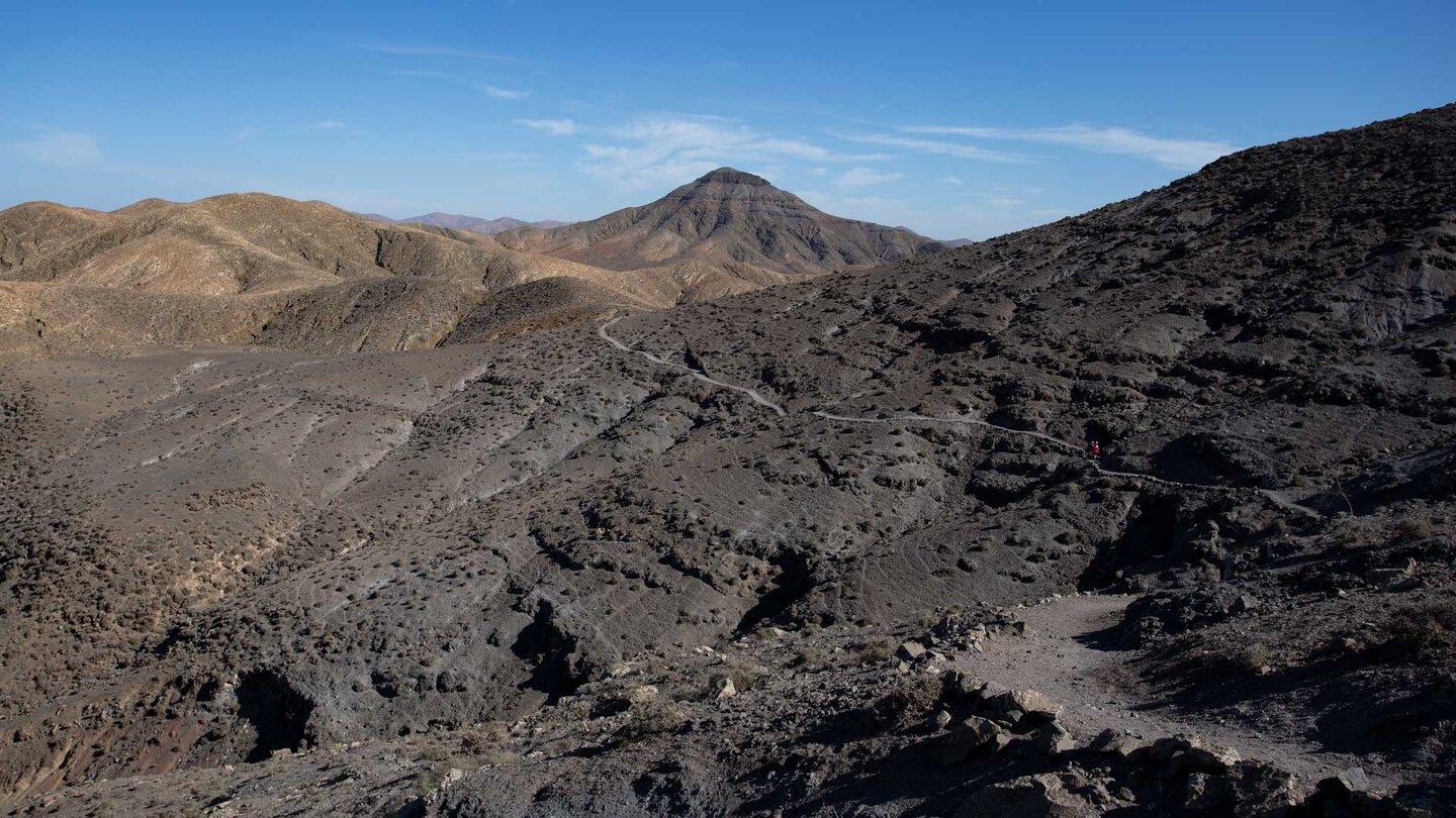 der Wanderweg schlängelt sich entlang der Bergflanke des Montaña Cardón