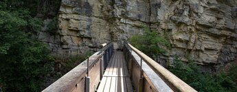 Brücke zu den Felsen der Wutach