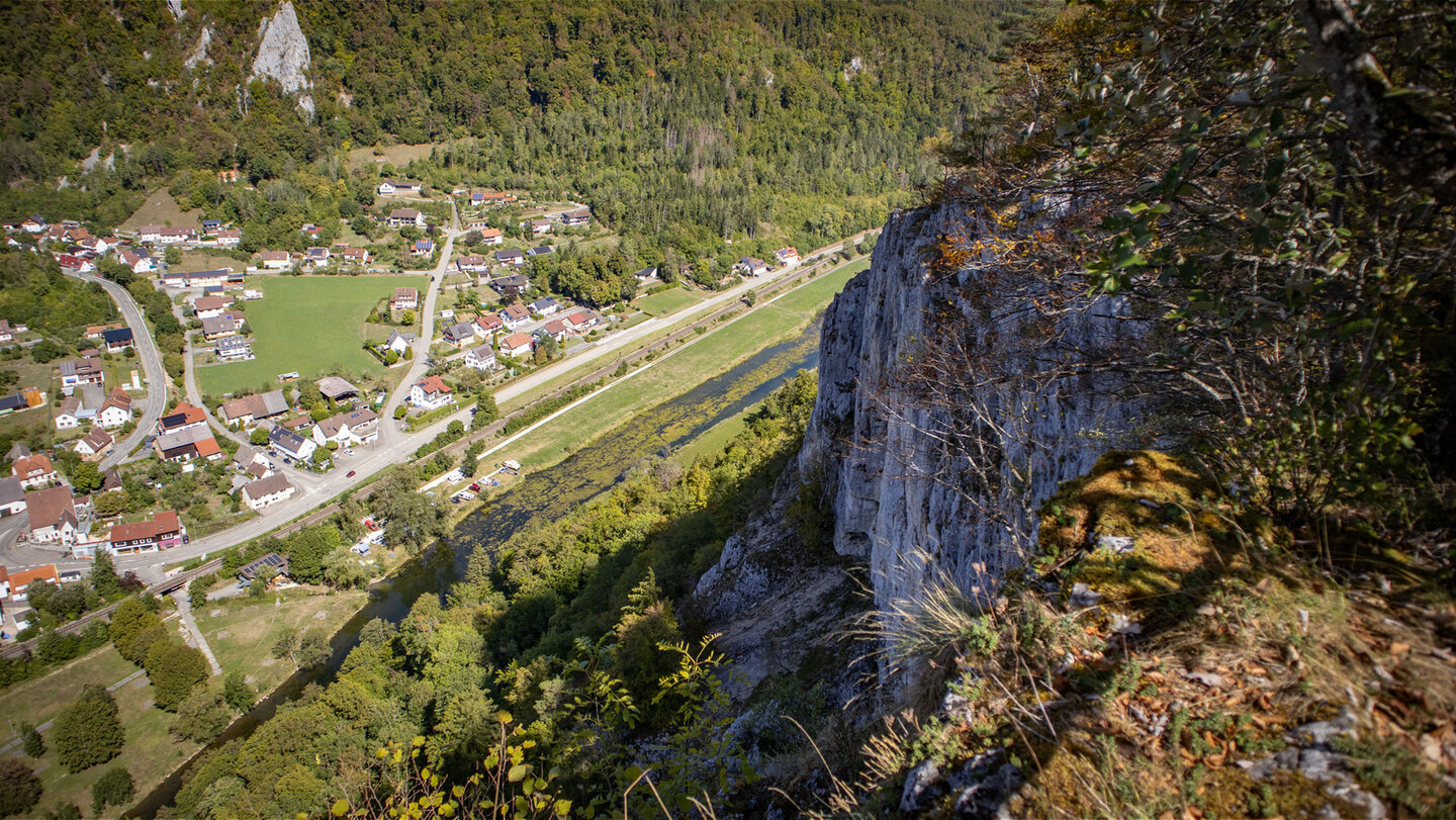 Steile Kalkfelswand am Schlossfelsen mit Blick auf Dorf, Bahnlinie und Donau im Oberen Donautal bei Hausen im Tal