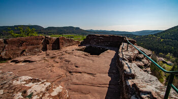 Ausblick vom Felsplateau der Burg Drachenfels