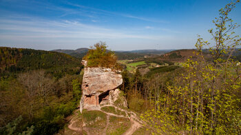 die geteilte Burganlage der Drachenfels