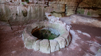 Zisterne in den Kammern der Burg Darchenfels