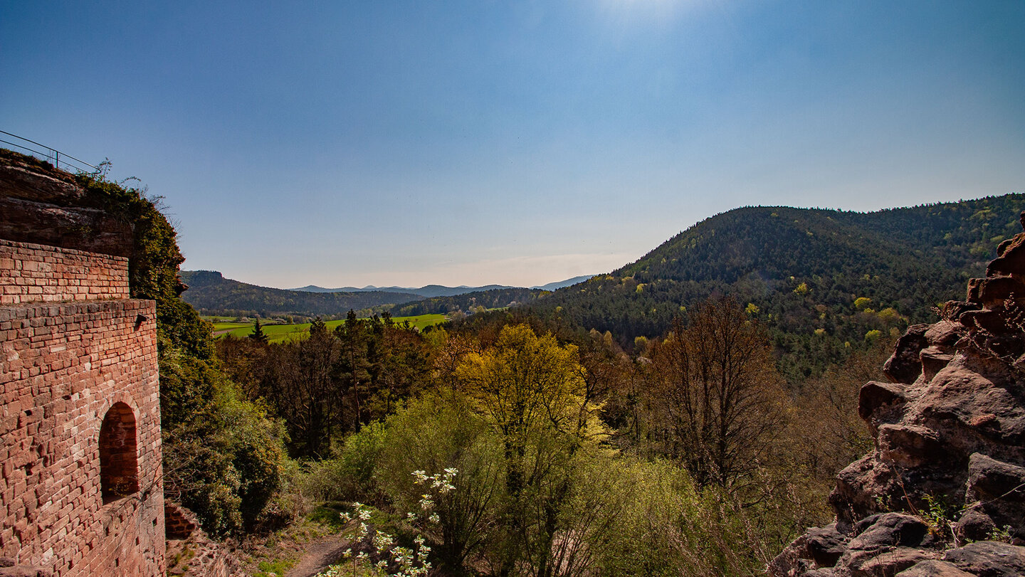 Blick über den Pfälzerwald und das Dahner Felsenland von der Burgruine Drachenfels Ausblick von der Burgruine Drachenfels