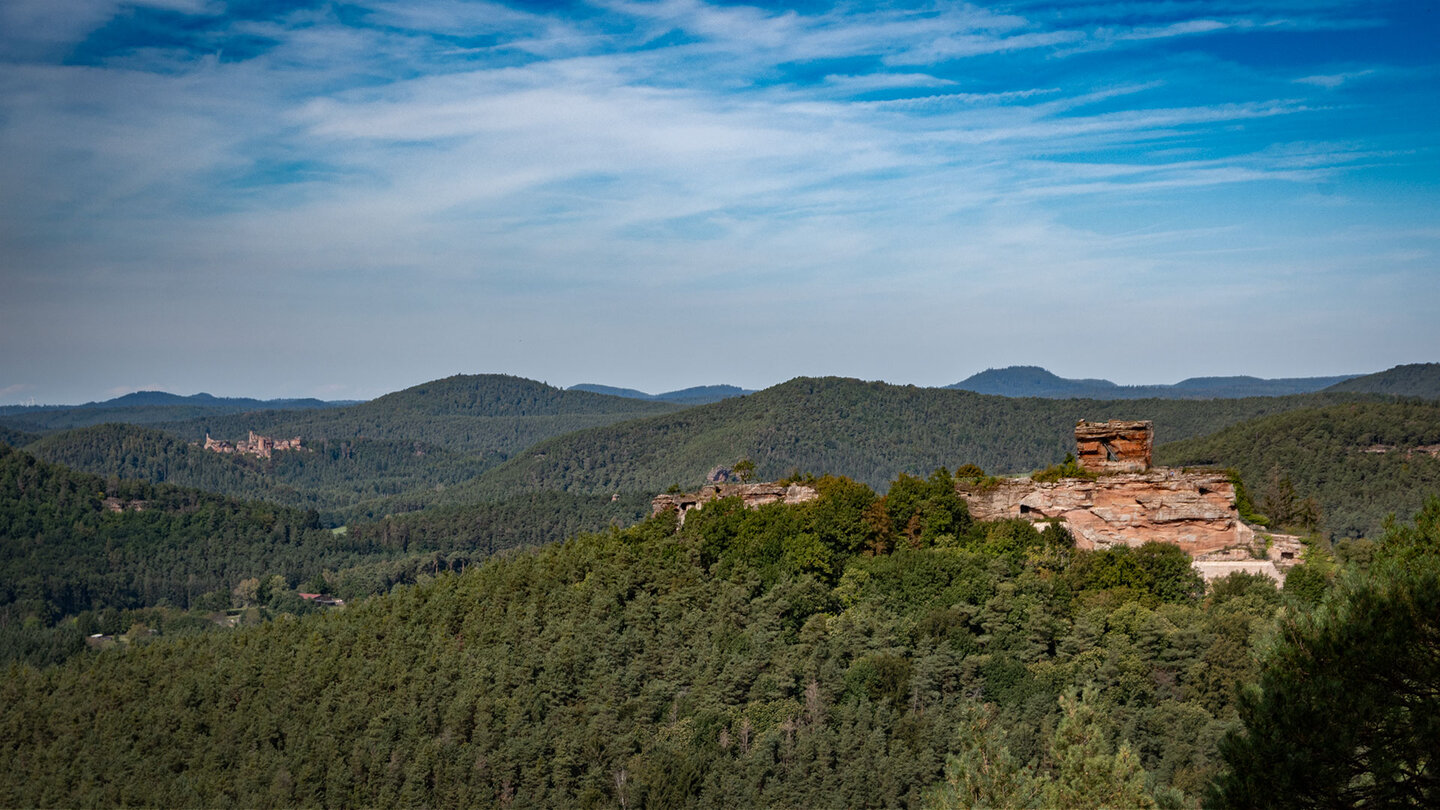 Panoramablick entlang der großen Bärensteig-Runde: Burgruine Drachenfels und die Dahner Burgengruppe Blick auf die Burgruine Drachenfels