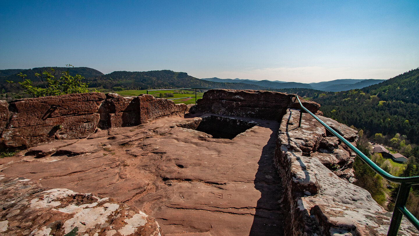 Ausblick von der Sandsteinplattform der Oberburg der Ruine Drachenfels Panorma Pfälzerwald von Ruine Drachenfels