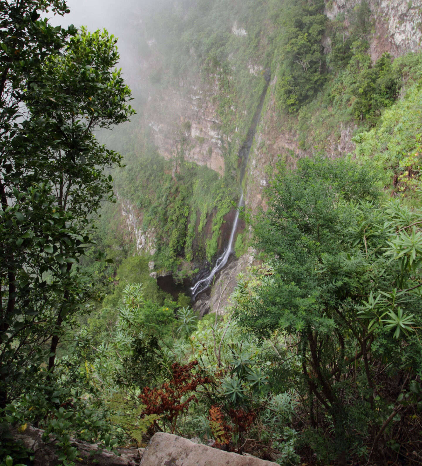 Blick auf den entlang der Steilwand hinabstürzenden Wasserfall