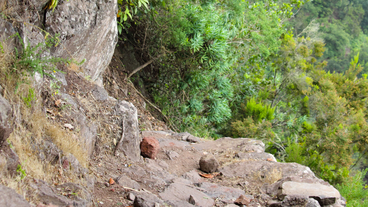 Wanderweg entlang der Bergflanke im Barranco el Cedro