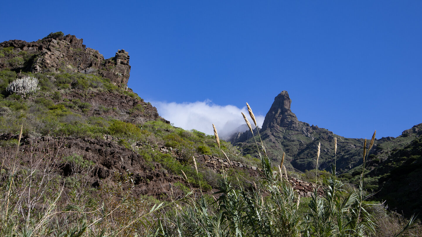 markante Felsspitze oberhalb von Afur