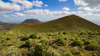 Ausblick vom Montaña Quemada über den Vulkankegel Los Helechos zum Monte Corona
