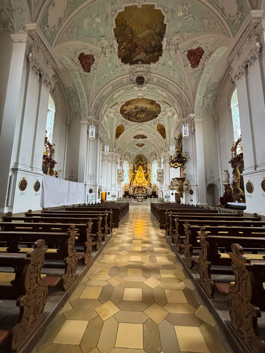 spätbarockes Kirchenschiff der Basilika Gößweinstein