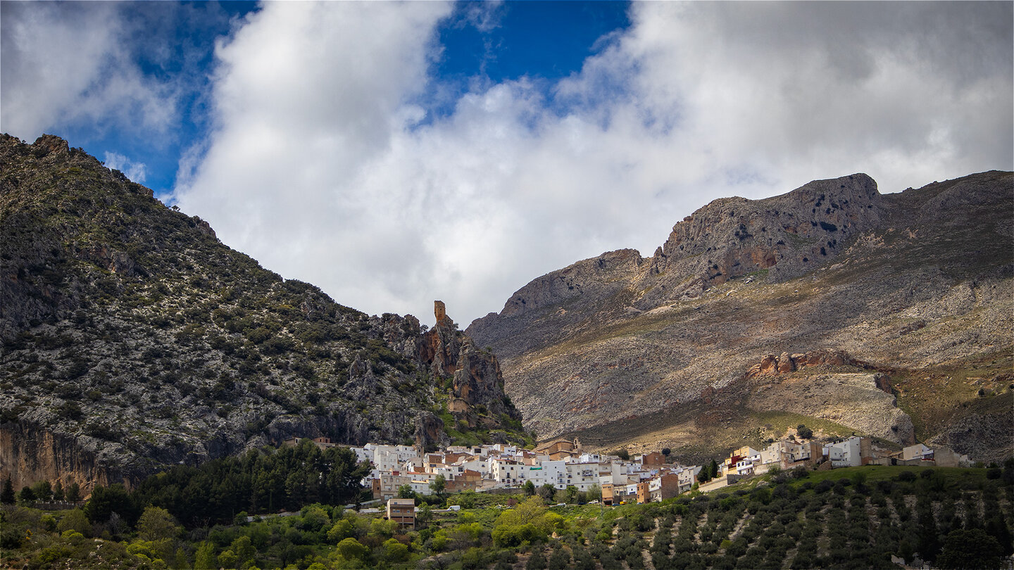 Ausblick auf den Ort Albánchez de Mágina der Ort Albánchez de Mágina
