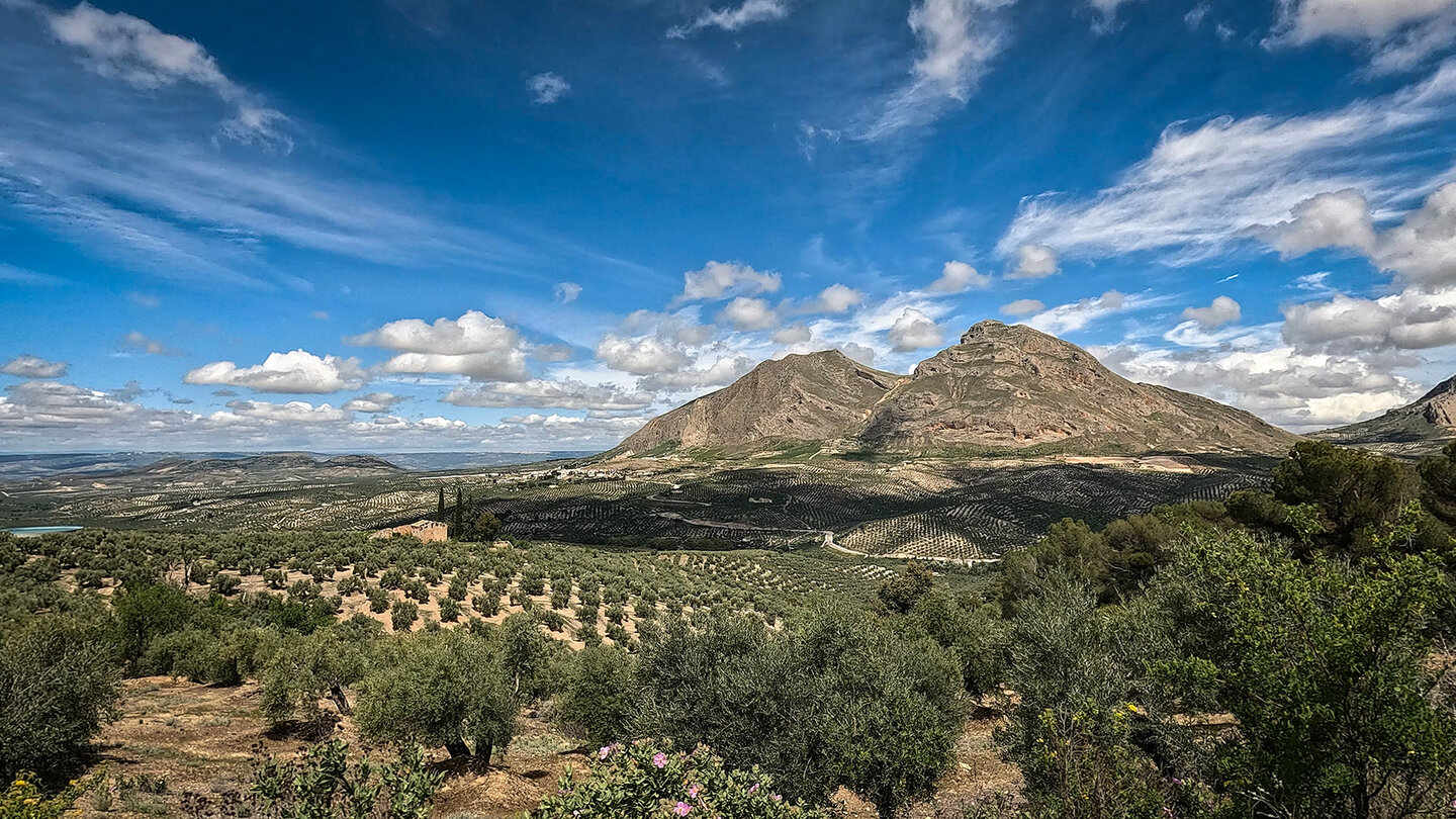 Panorama der Berge Alto de la Serrezuela und Cueva del Aire bei Bedmar Berge Alto de la Serrezuela und Cueva del Aire bei Bedmar