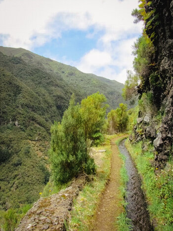 Wanderpfad an der Levada da Rocha Vermelha