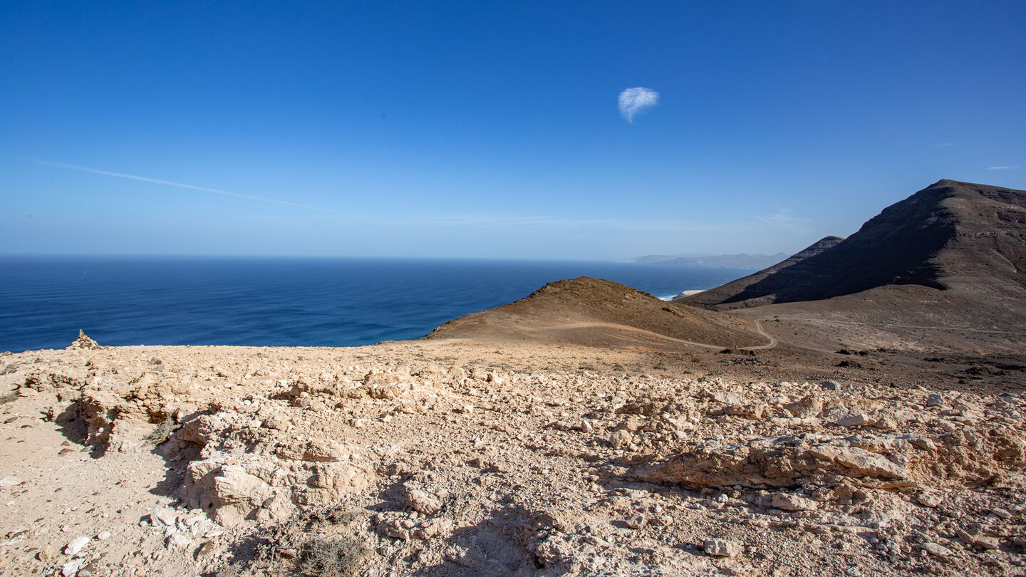 Ausblick von der Guanchenfundstätte auf den Pecenescal-Pass mit dem Morro de Cagada