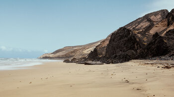 dunkle Felsformationen am Strand