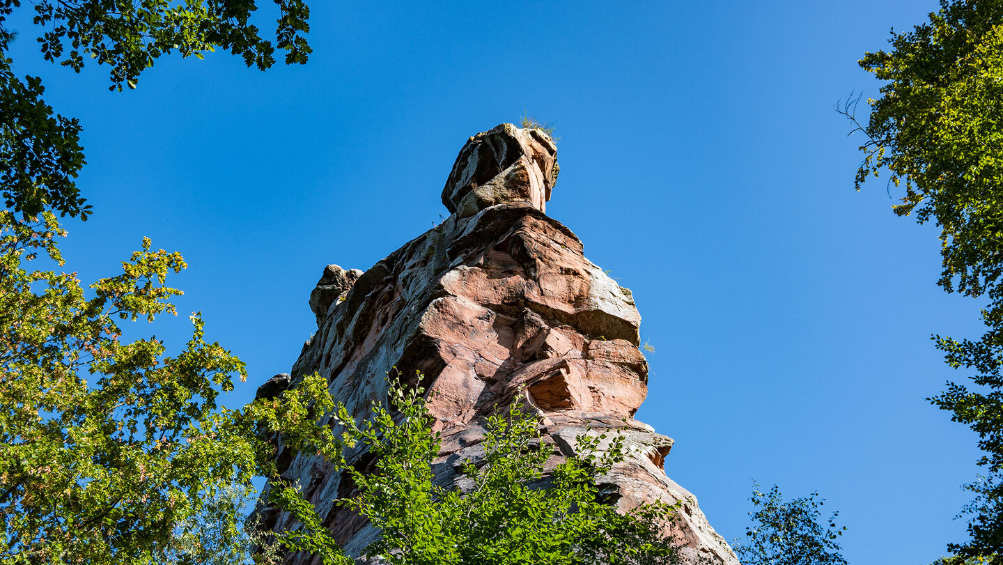 der majestätische Burgfels der Reichsburg Trifels vom Annweilerer Burgenweg Burgfels der Reichsburg Trifels vom Annweilerer Burgenweg