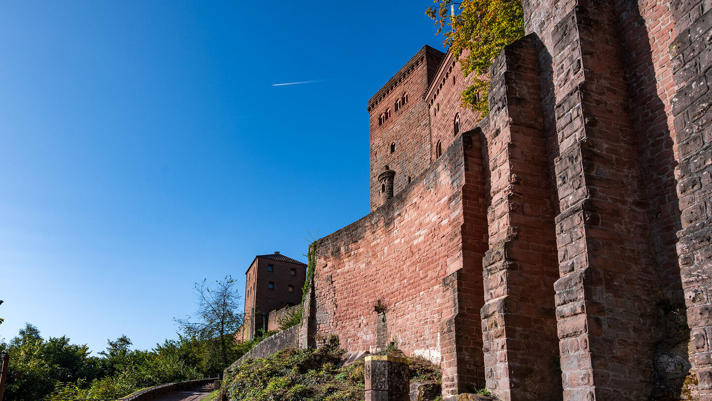 Festungsmauern der Burg Trifels bei Annweiler Festungsmauern der Burg Trifels bei Annweiler