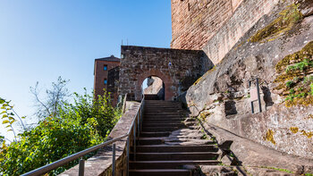 Aufgang zur Burg Trifels