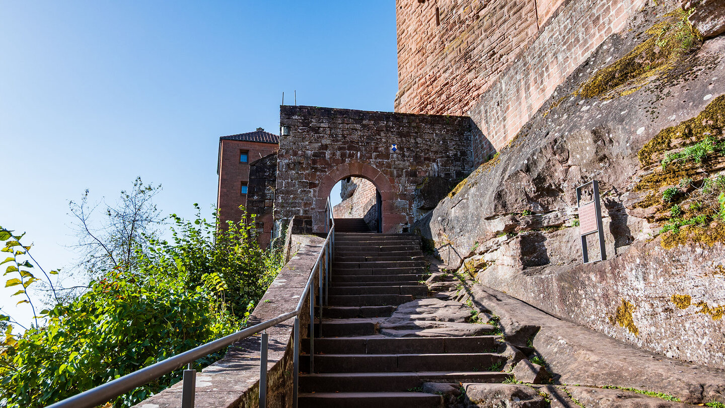 Aufgang zur Burg Trifels in der Südpfalz Aufgang zur Burg Trifels