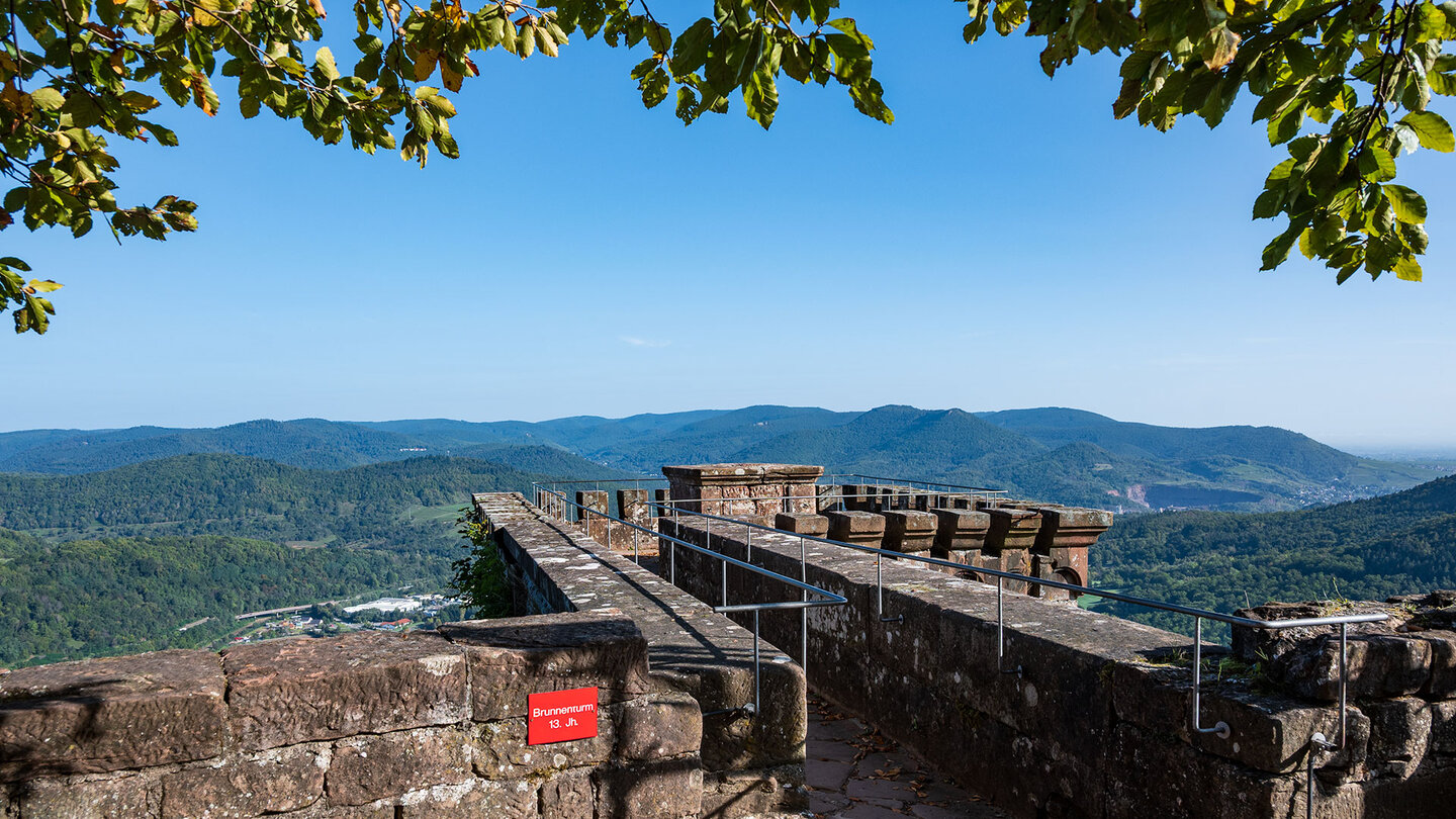 Blick über den Brunnenturm der Burg Trifels auf die bewaldeten Hügel des Wasgaus Blick über den Brunnenturm der Burg Trifels auf den Wasgau