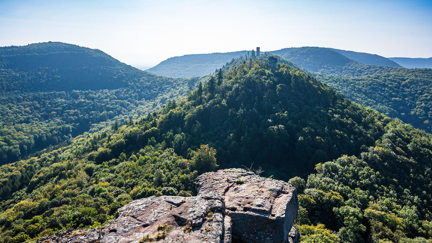 Blick von der Burg Trifels auf die Ruinen Anebos und Scharfenberg Blick von der Burg Trifels auf Anebos und Scharfenberg