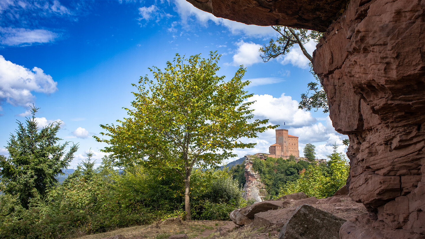 Ausblick entlang des Burgfelsens der Ruine Anebos auf die Reichsburg Trifels Blick entlang des Burgfelsens der Ruine Anebos auf die Burg Trifels