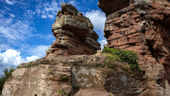 Buntsandsteinfelsen der Ruine Anebos am Annweilerer Burgenweg
