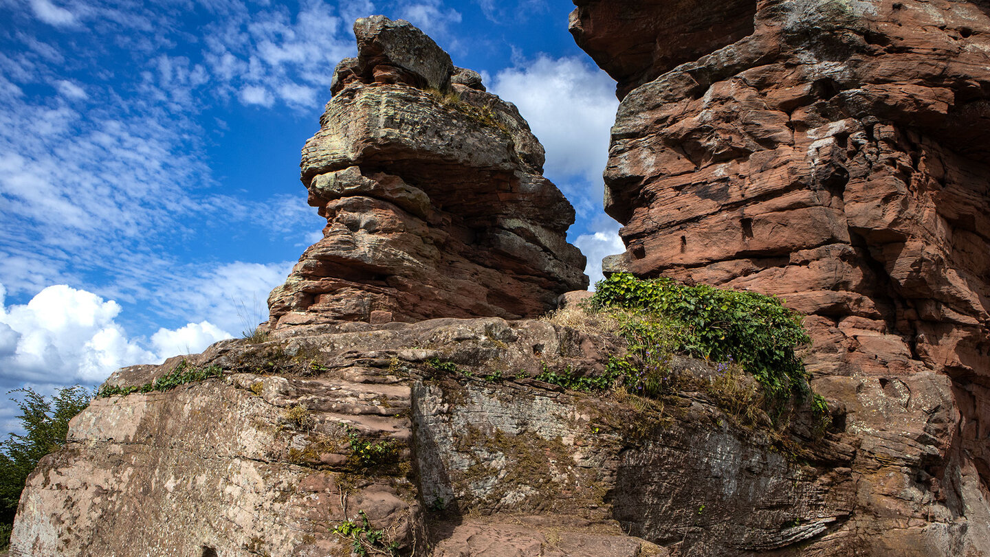 die Buntsandsteinfelsen der Ruine Anebos am Annweilerer Burgenweg Buntsandsteinfelsen der Ruine Anebos am Annweilerer Burgenweg