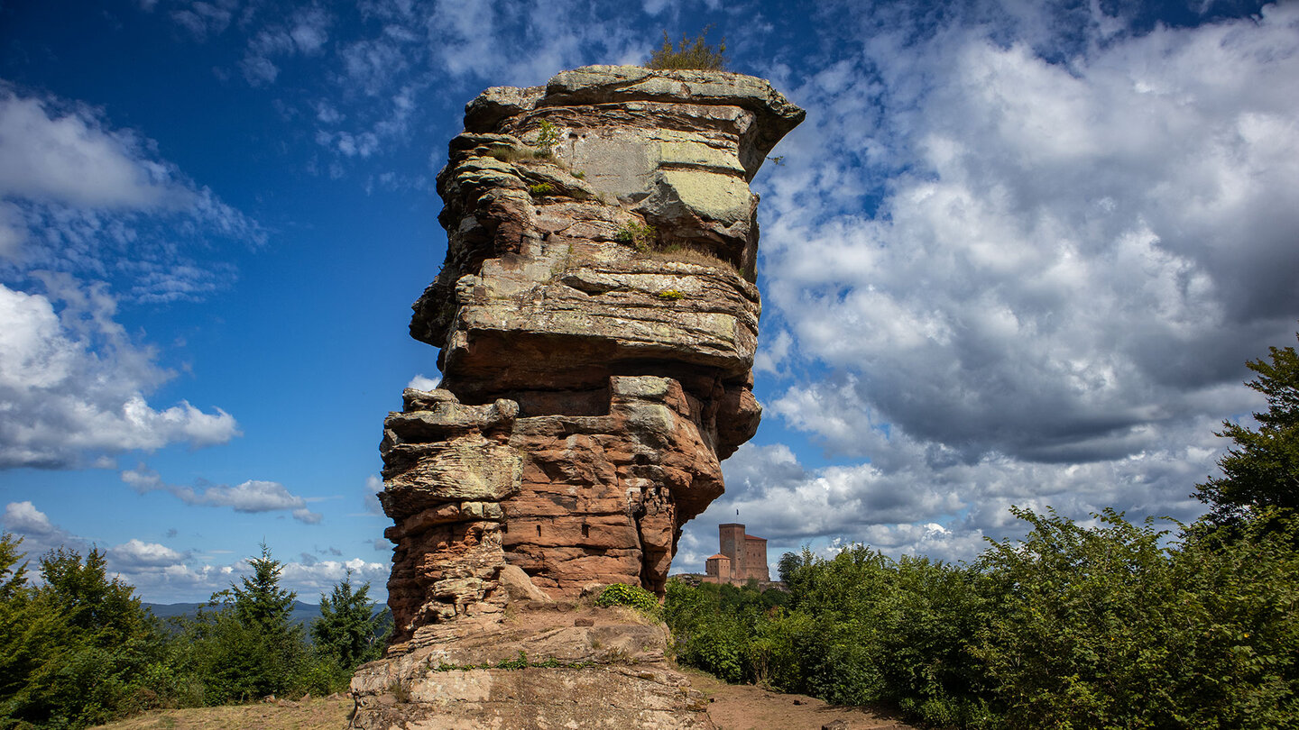 der Burgfels der Ruine Anebos mit der Reichsburg Trifels im Hintergrund Ruine Anebos mit der Reichsburg Trifels im Hintergrund