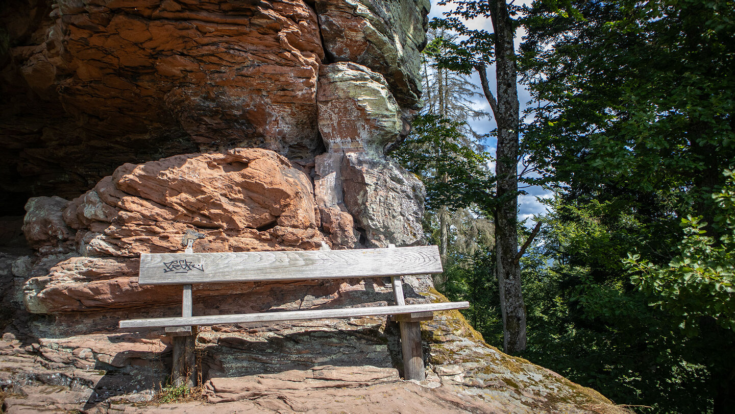 Rastplatz am Aussichtspunkt auf dem Annweilerer Burgenweg Aussichtspunkt auf dem Annweilerer Burgenweg