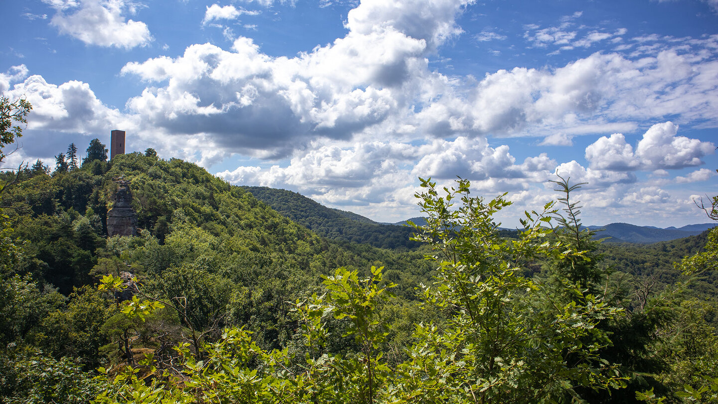 Ausblick auf Jungturm und Burg Scharfenberg am Annweilerer Burgenweg Ausblick auf Jungturm und Burg Scharfenberg am Annweilerer Burgenweg