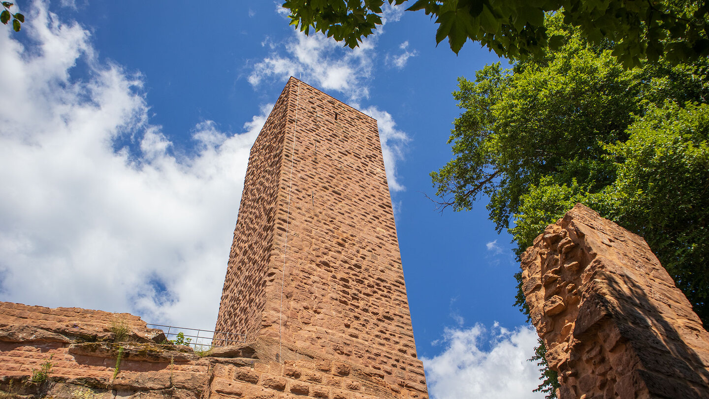 der imposante Bergfried der Burg Scharfenberg bei Annweiler am Trifels Bergfried der Burg Scharfenberg bei Annweiler am Trifels