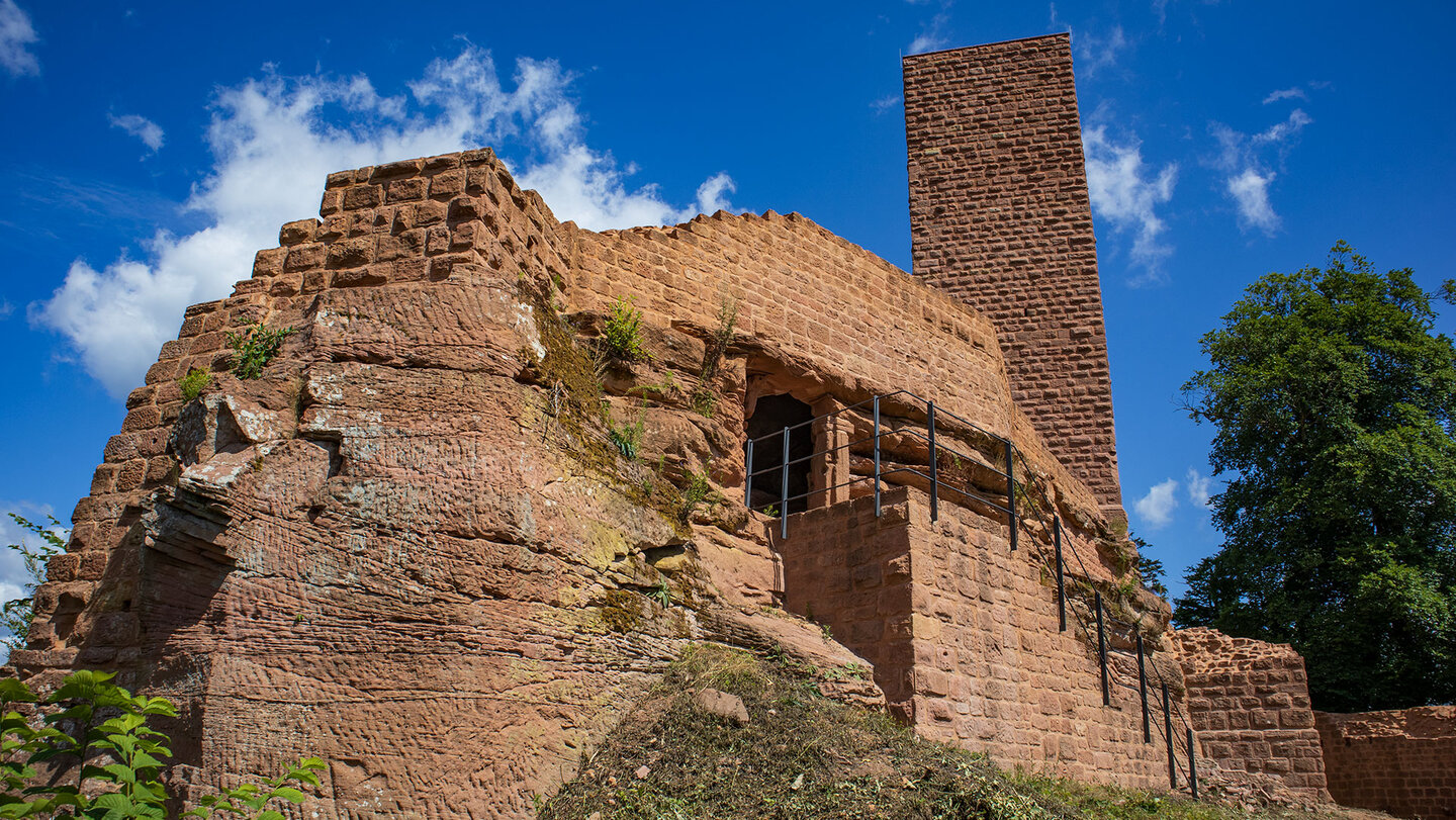 die Burg Scharfenberg ist ein Highlight der Wanderung am Trifels die Burg Scharfenberg ist ein Highlight der Wanderung