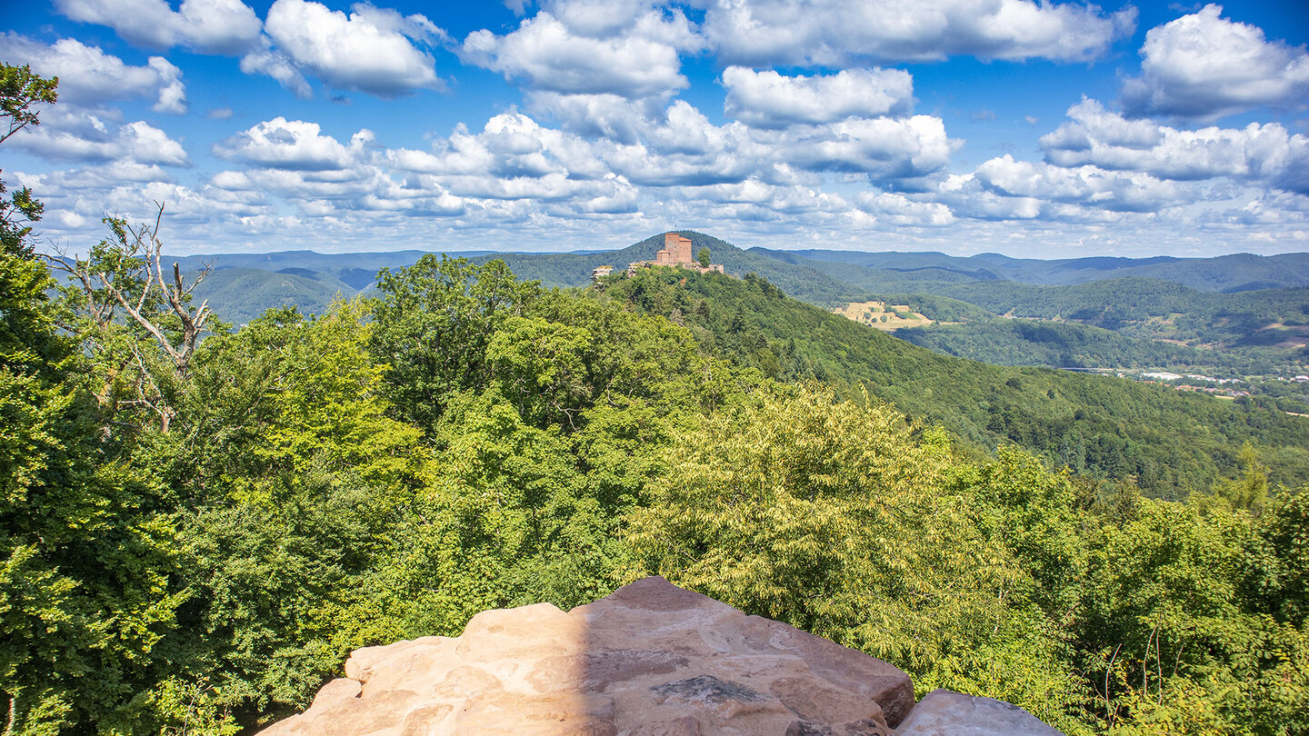 Aufblick von der Burg Scharfenberg auf Anebos und Trifels blick von der Burg Scharfenberg auf Anebos und Trifels