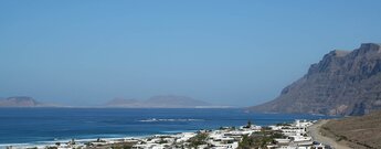 die Bungalow-Siedlung Playa de Famara auf Lanzarote