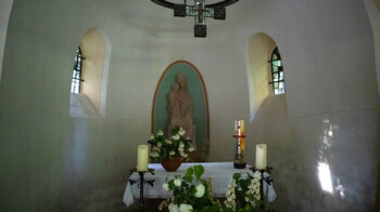 Altar und Marienskulptur imr Winterkirchel