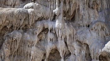 über jahrtausende abgelagertes Kalksintergestein mit Tropfsteinformen