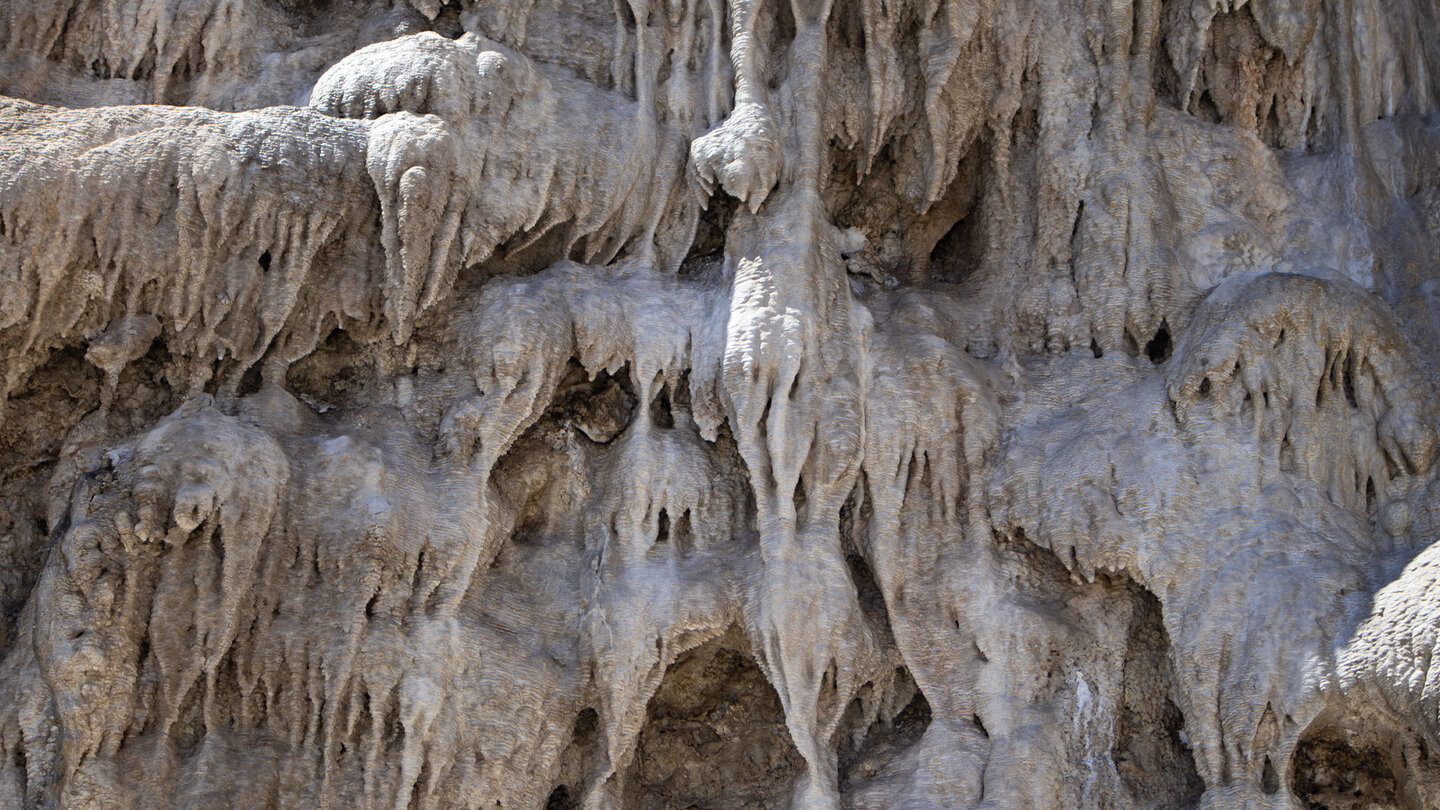 über jahrtausende abgelagertes Kalksintergestein mit Tropfsteinformen
