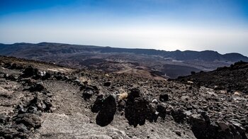 zu Beginn des Wanderwegs 7 genießt den Ausblick über die Caldera