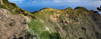 Ausblick vom Wanderpfad über den Berggrat des Montaña de Tafada