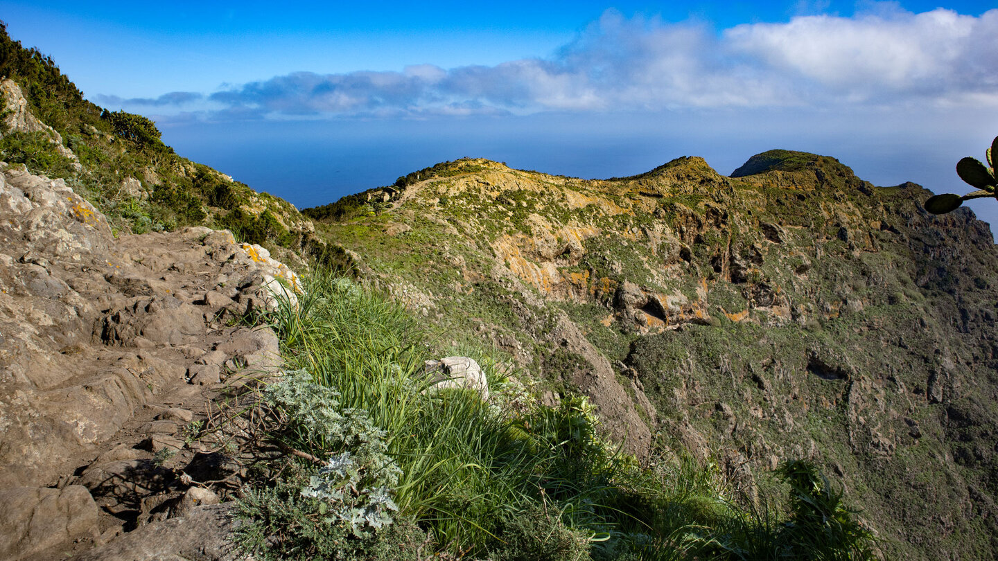 Ausblick vom Wanderpfad über den Berggrat des Montaña de Tafada