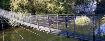 die Hängebrücke spannt sich über die Donau