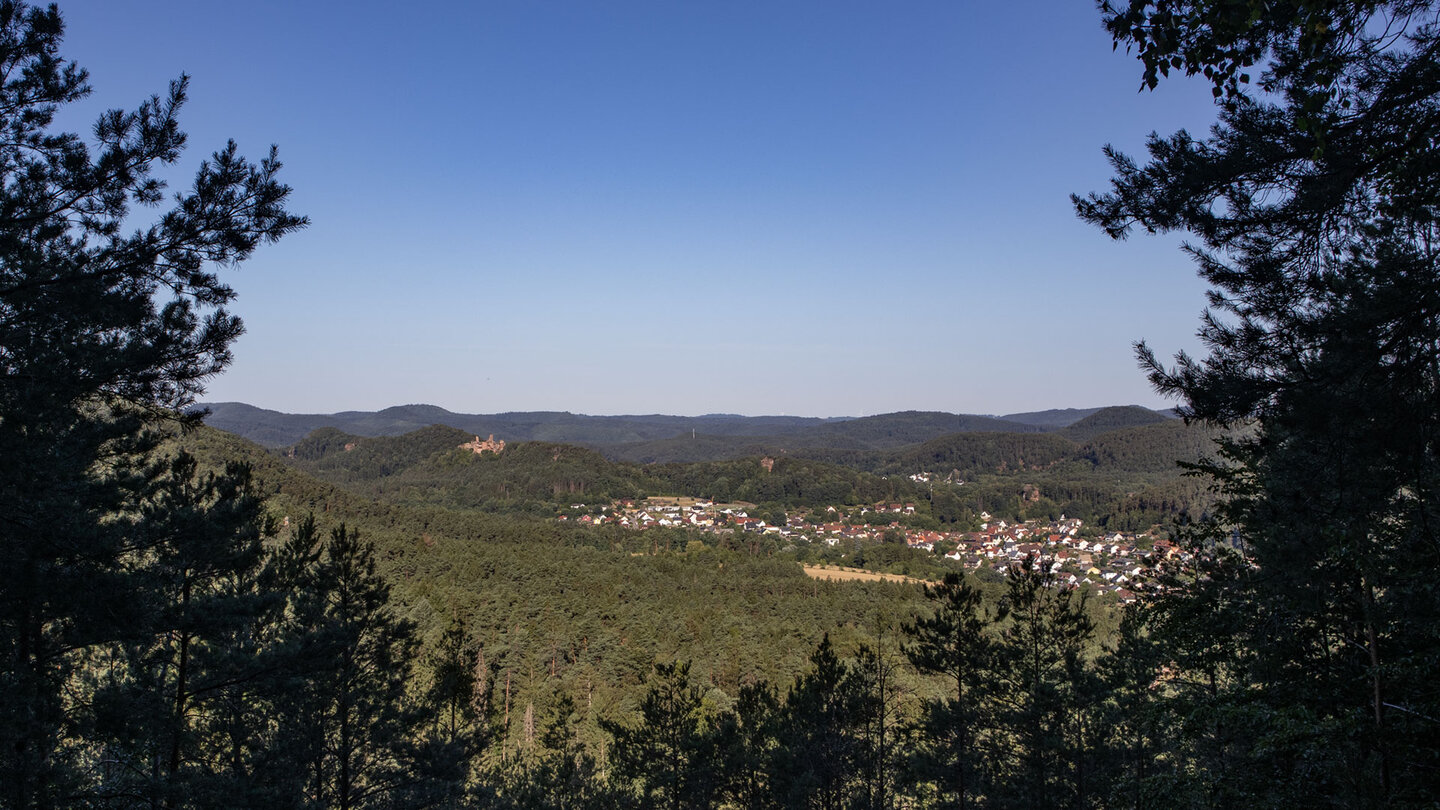 Panorama vom Wasgaublick auf Erfweiler und die Dahner Burgen.