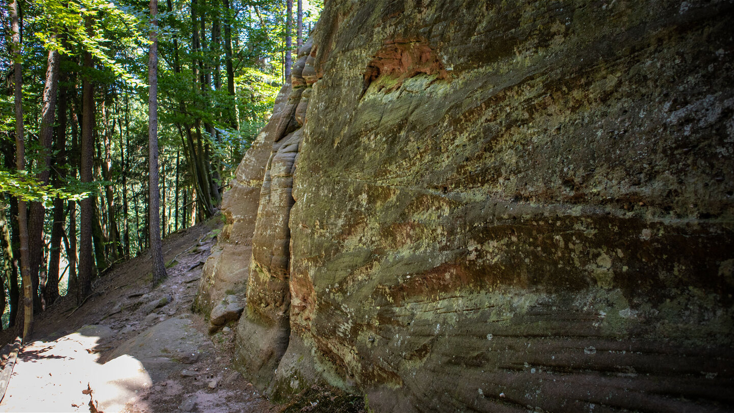 Wanderpfad am Fuß des Sternenfels.