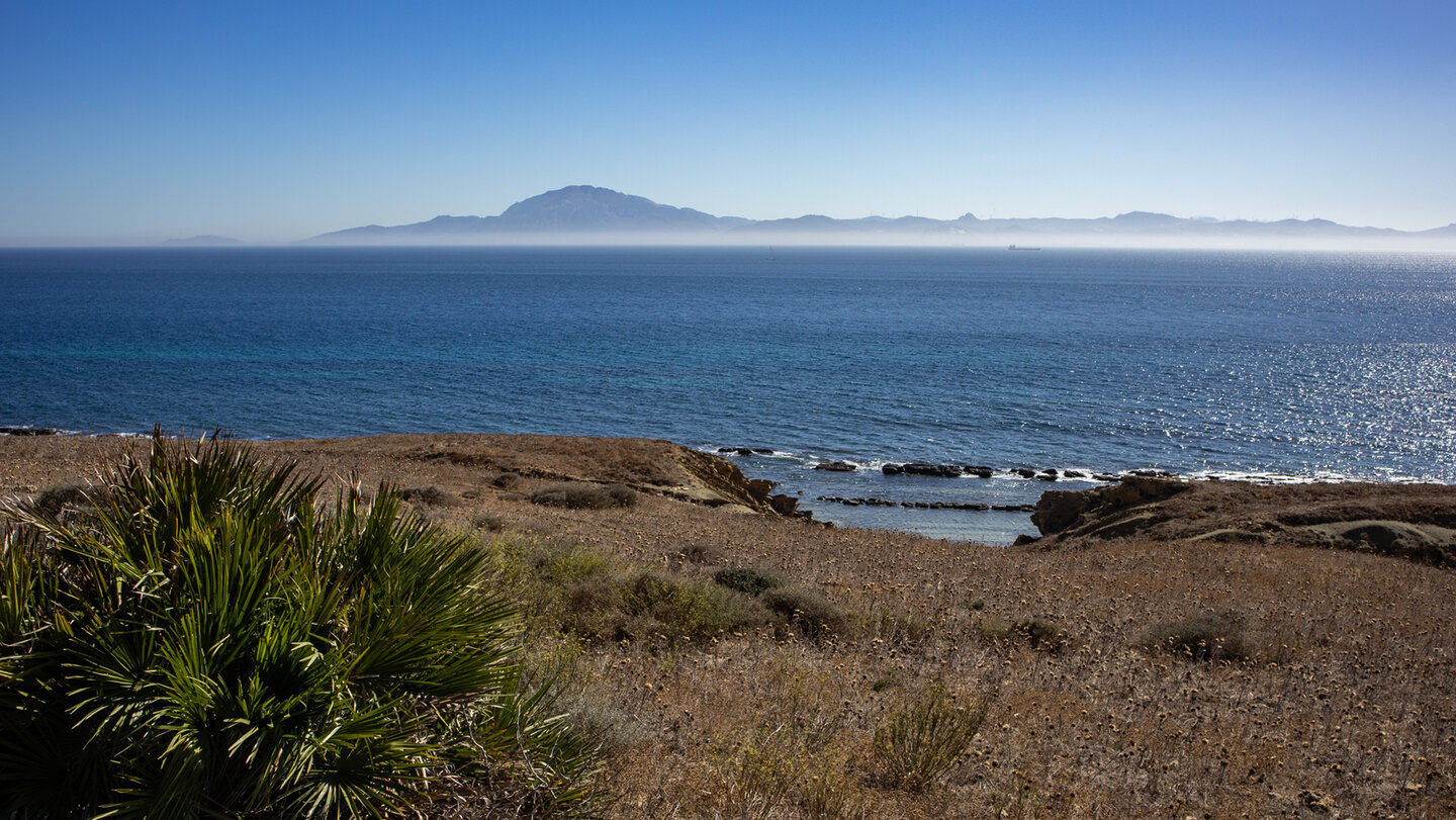 Aussicht nach Afrika: Auf der anderen Seite der Straße von Gibraltar liegt der 851 Meter hohe Jbel Musa